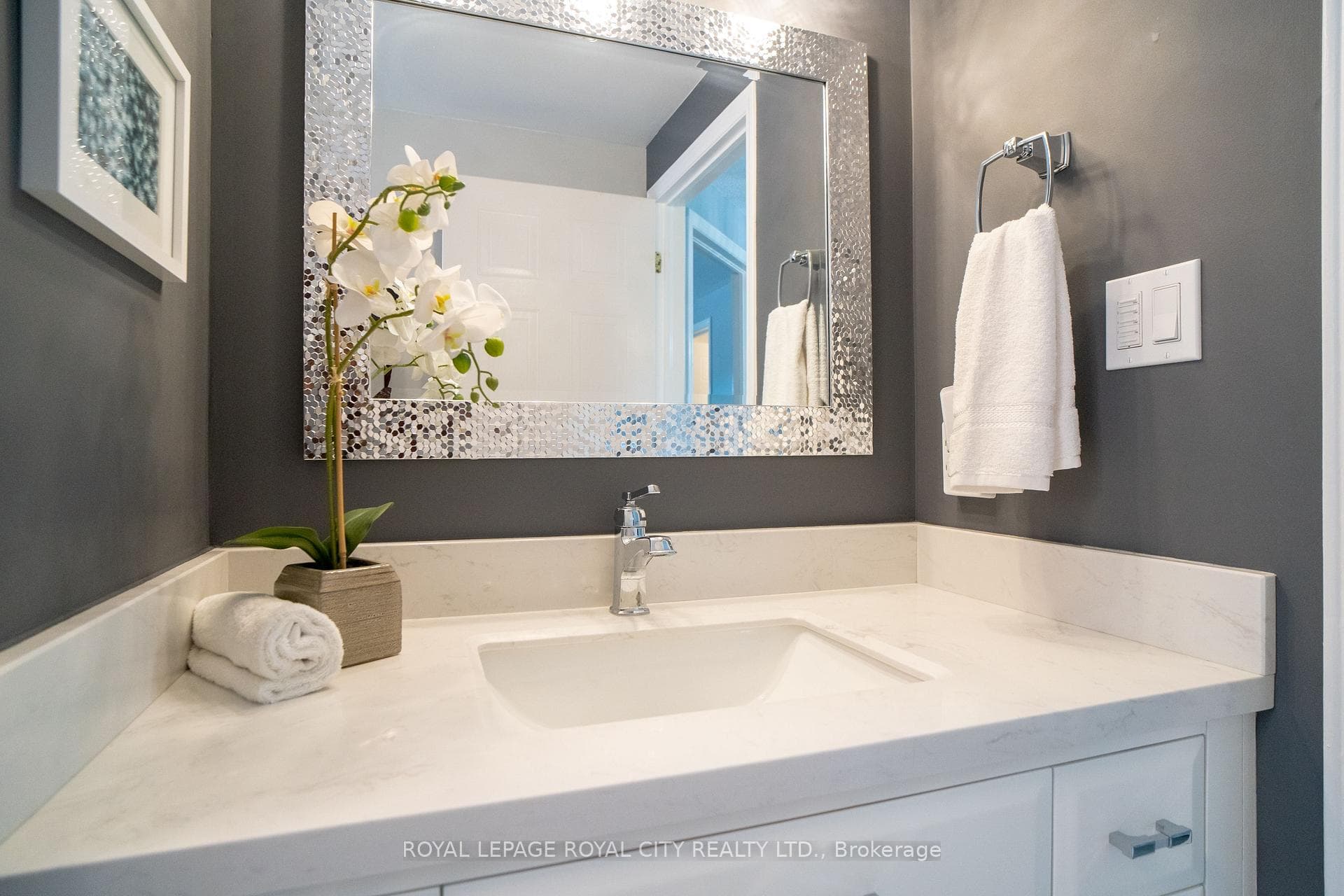228 Tait Crescent photo 5
