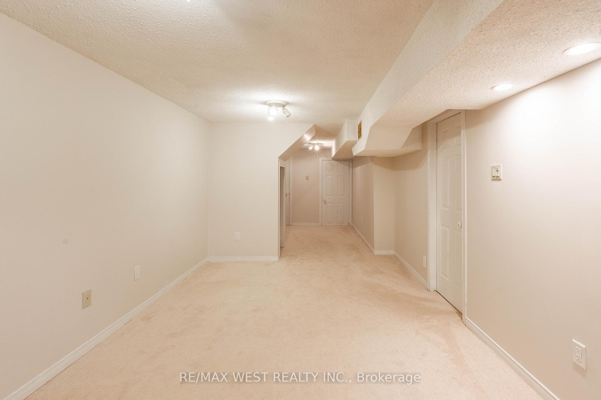799 Bennett Crescent photo 22