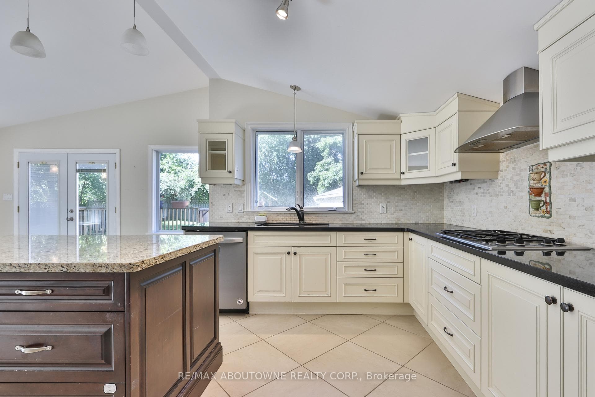 240 Tweedsdale Crescent photo 7