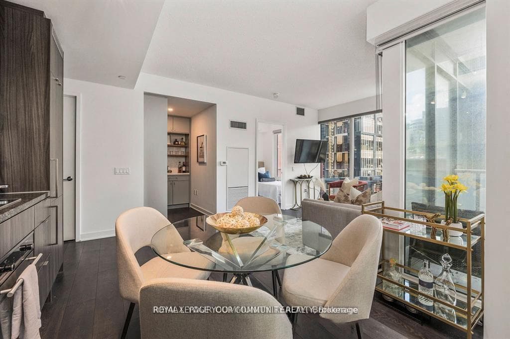 125 BLUE JAYS Way Unit 1002 photo 7