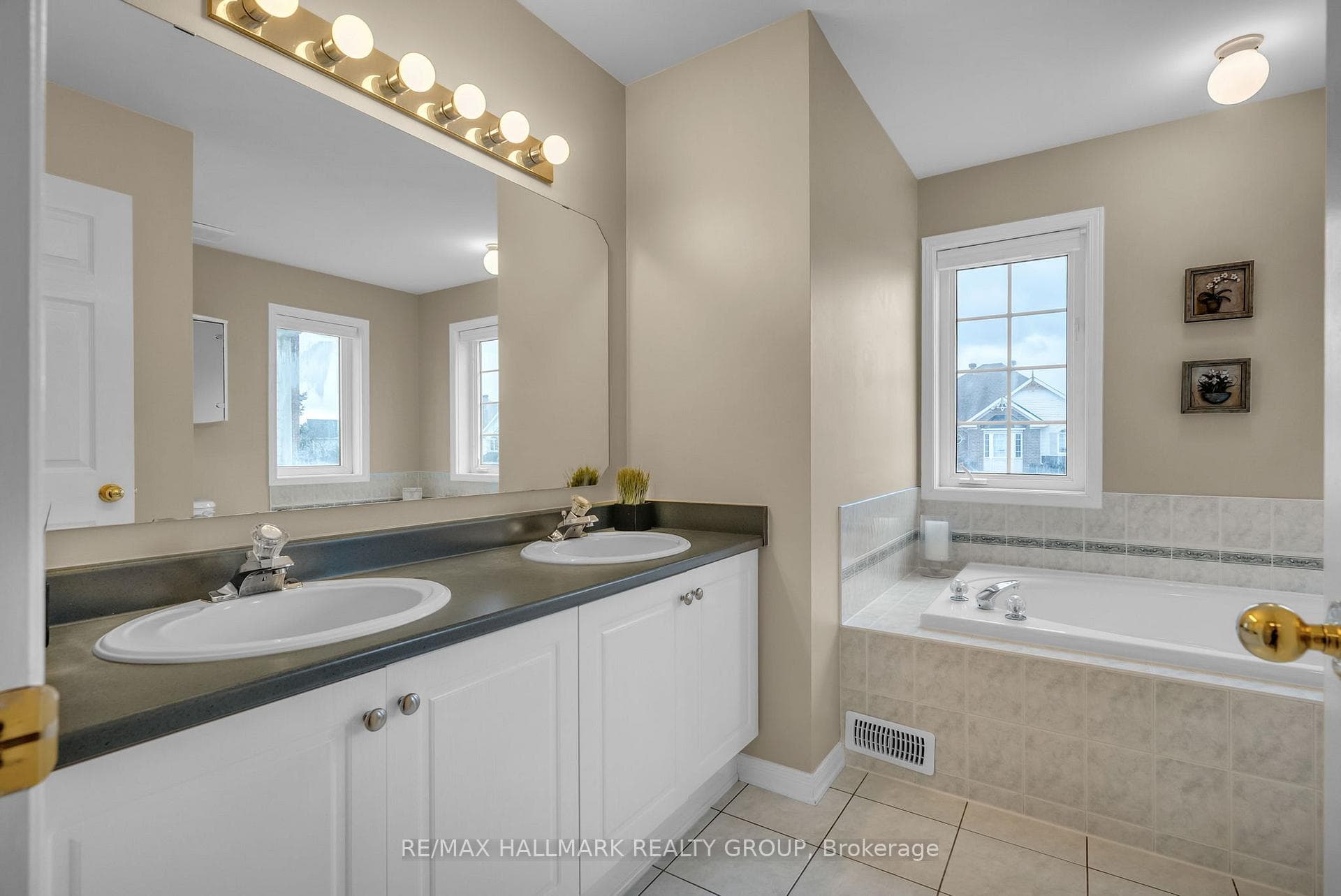 Ensuite Bathroom (double sinks)