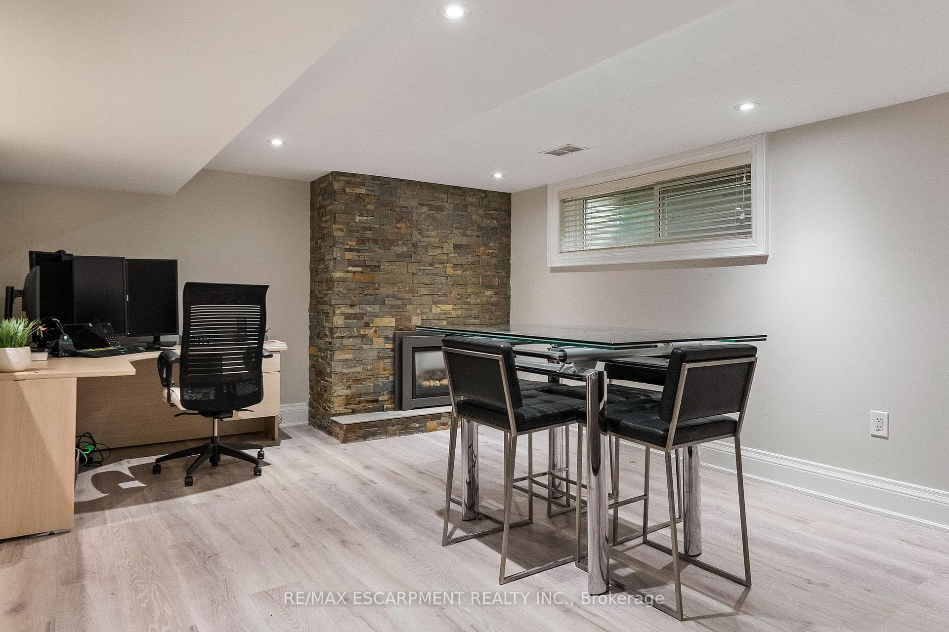 615 VANESSA Crescent photo 33