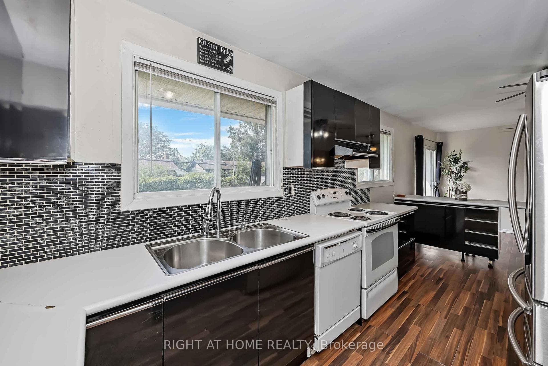 24 Largo Crescent photo 13