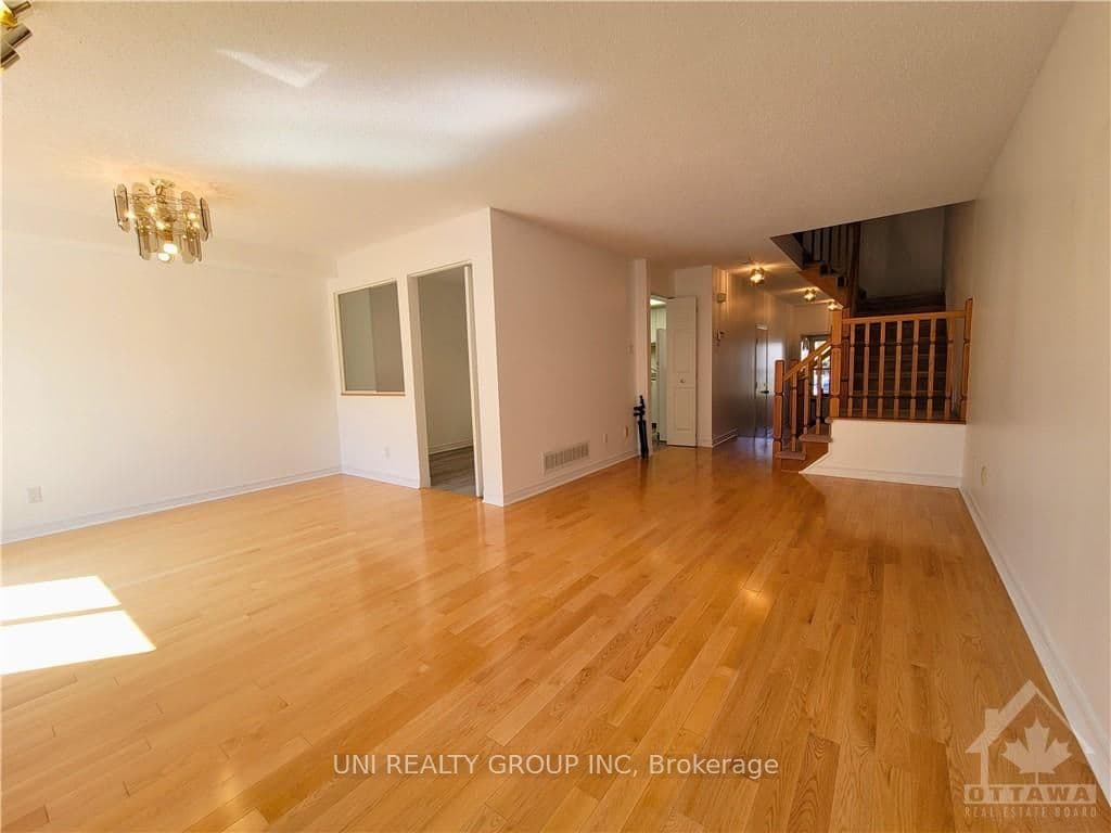 96 WESTPOINTE Crescent photo 8