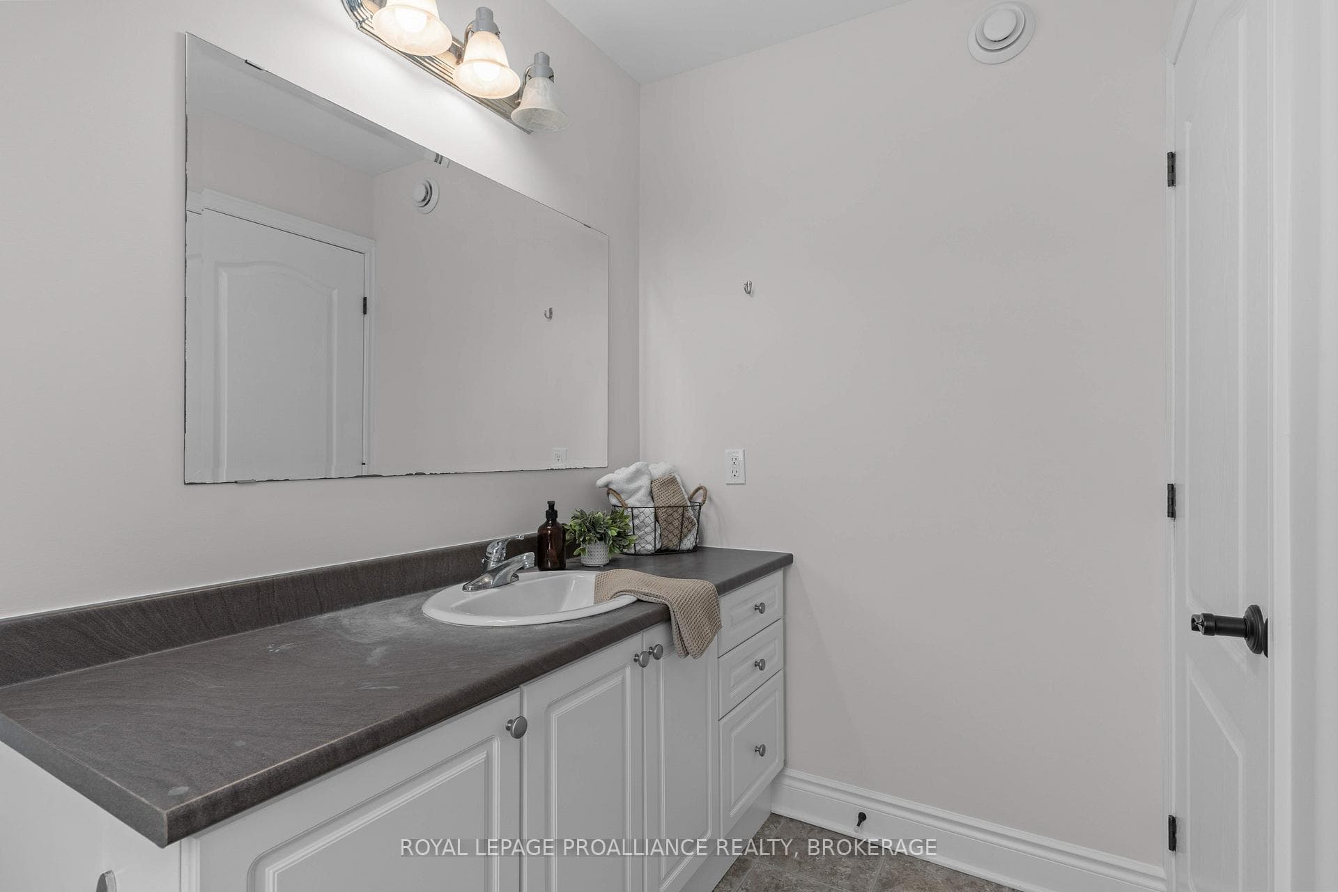 1290 Atkinson Street photo 34