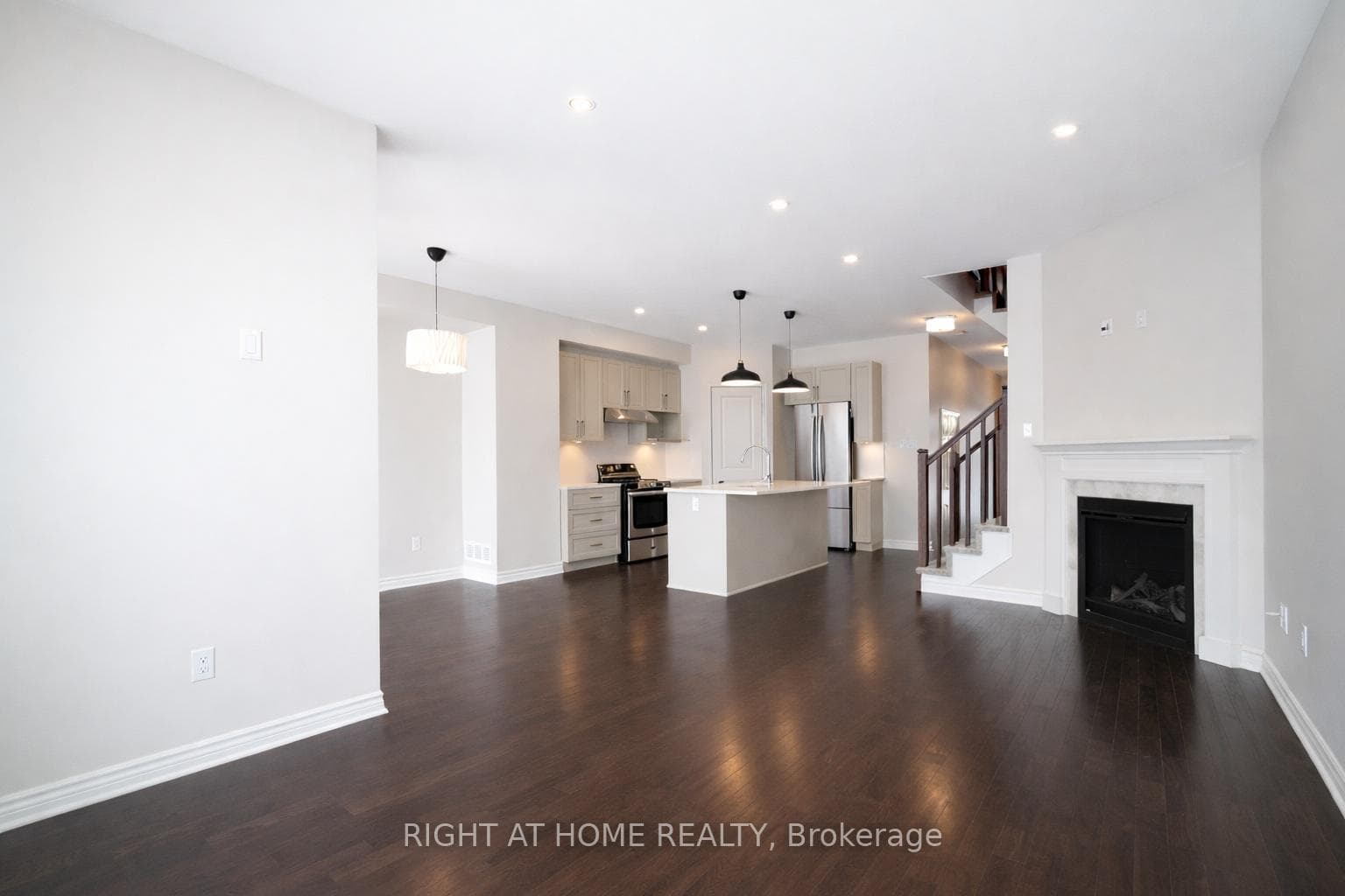 527 Sonmarg Crescent photo 4