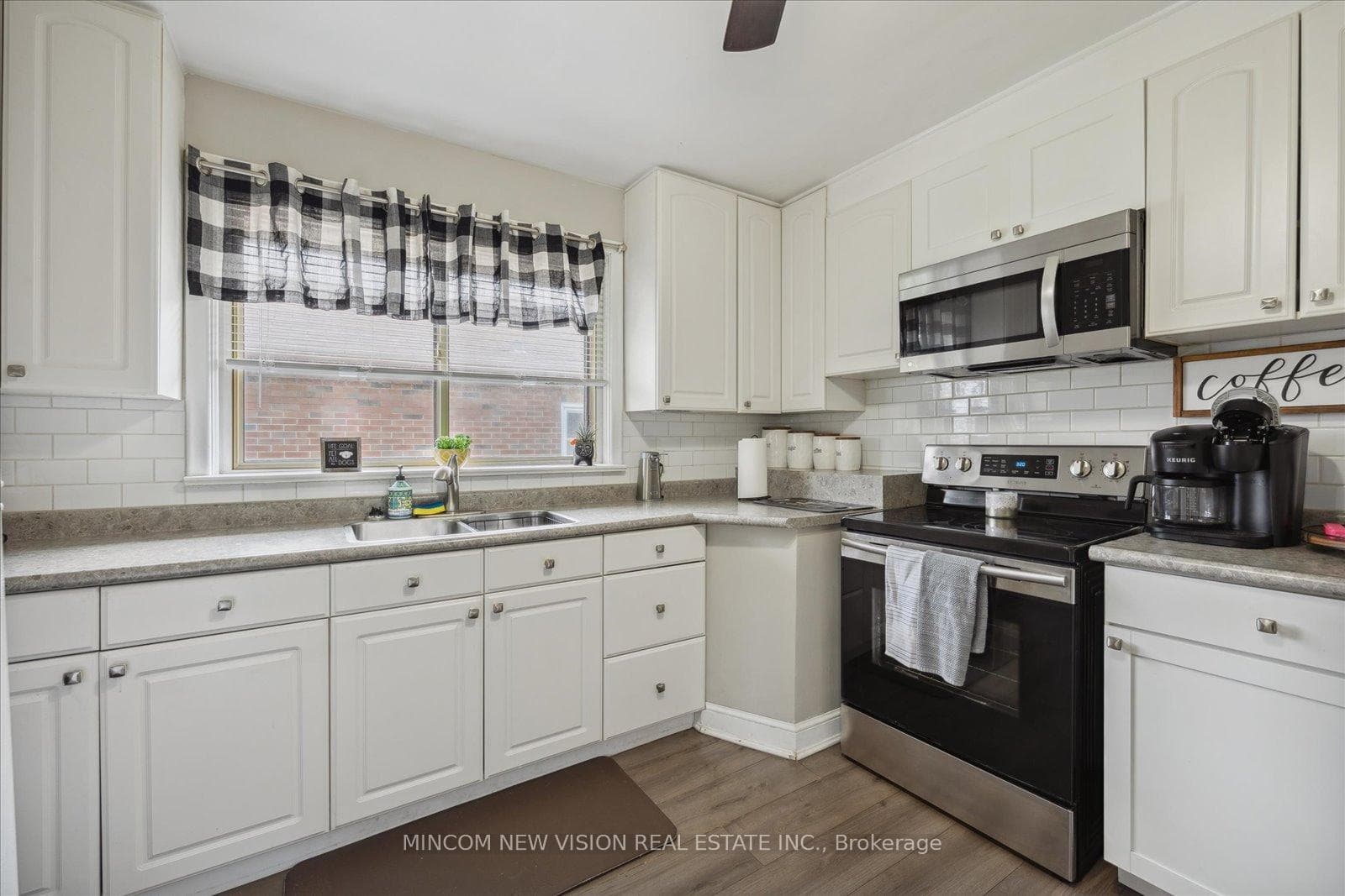 126 Chadburn Street photo 8