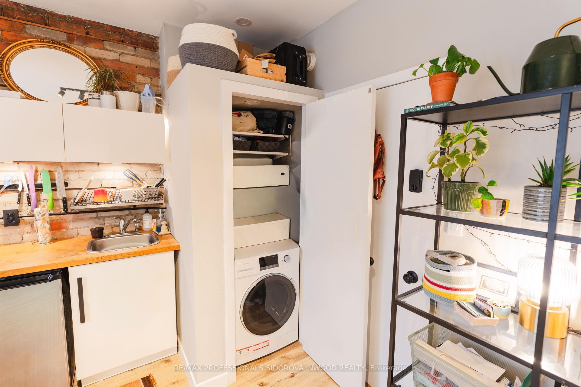 2088 Dundas Street photo 5