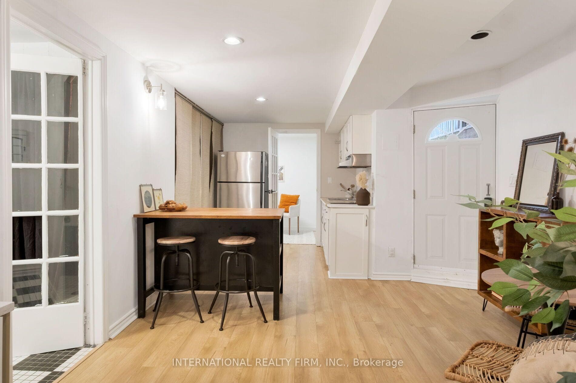 319 Markham Street photo 6