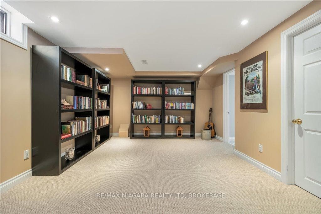 1077 Grandeur Crescent photo 29