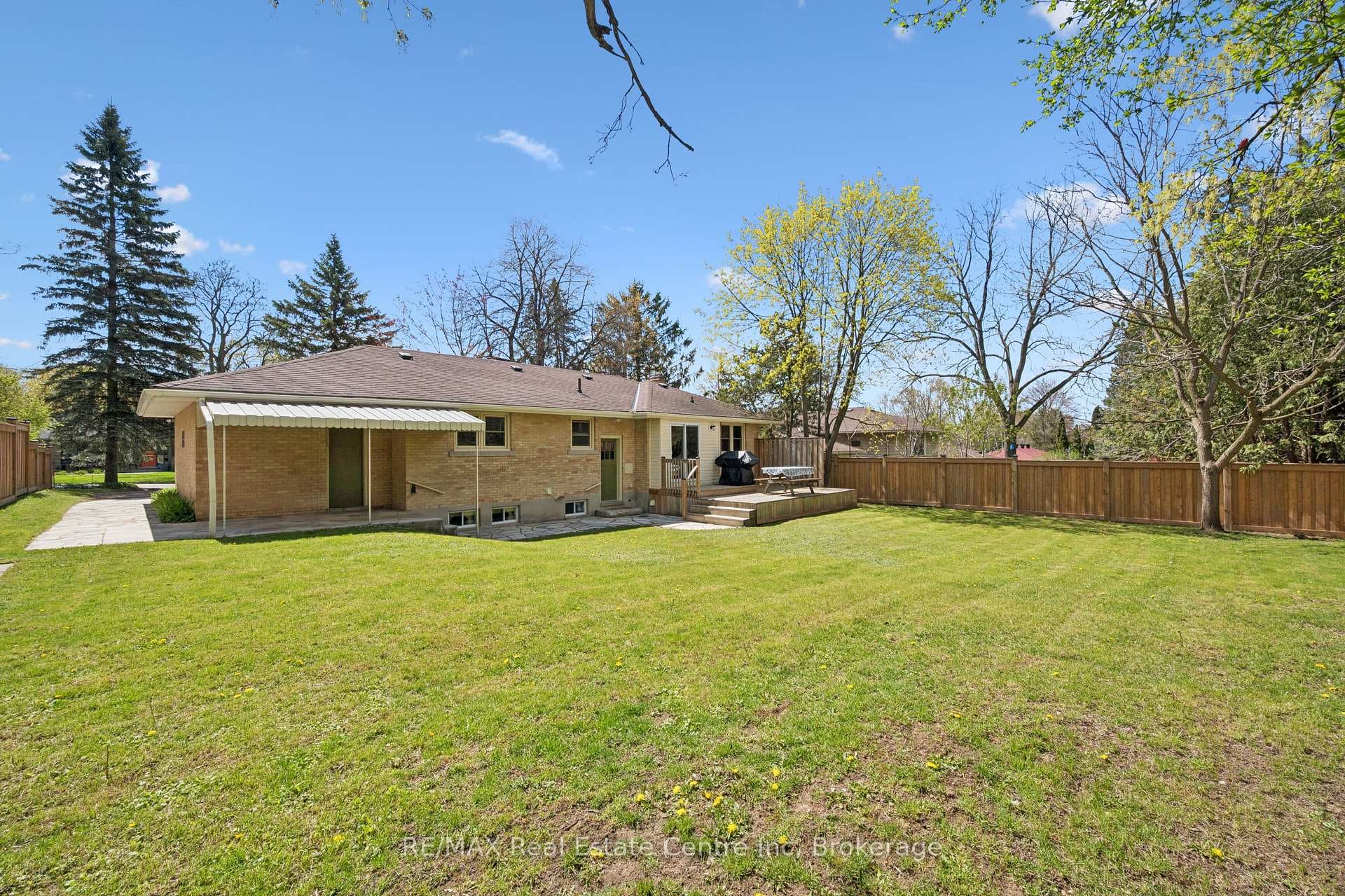 8 Harcourt Drive photo 40