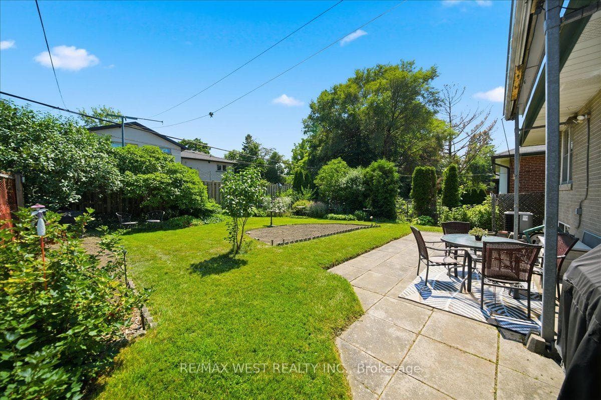 19 Decarie Circle photo 42