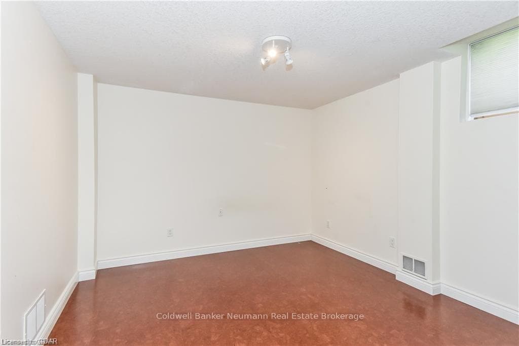 49 MUNROE Crescent photo 7