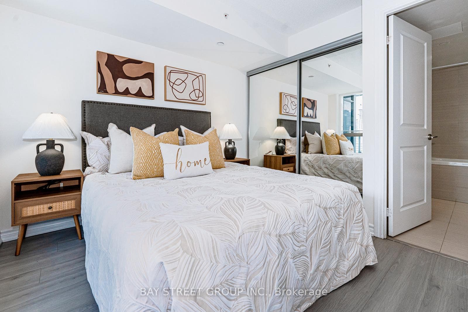 386 Yonge Street Unit 2201 photo 16