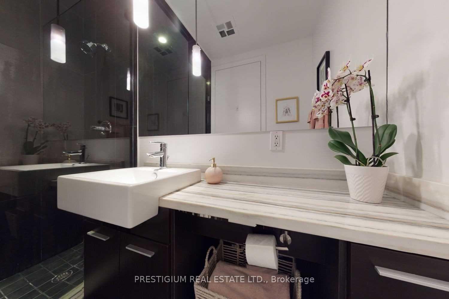 770 Bay Street Unit 1701 photo 11