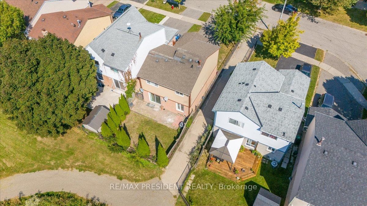 68 Majestic Crescent photo 36
