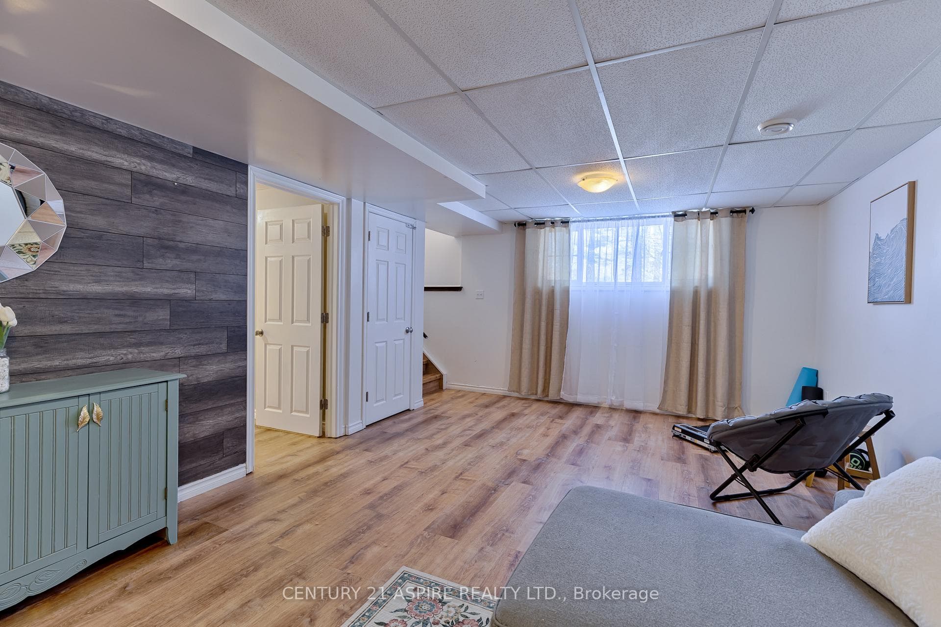 1256 Victoria Street photo 28