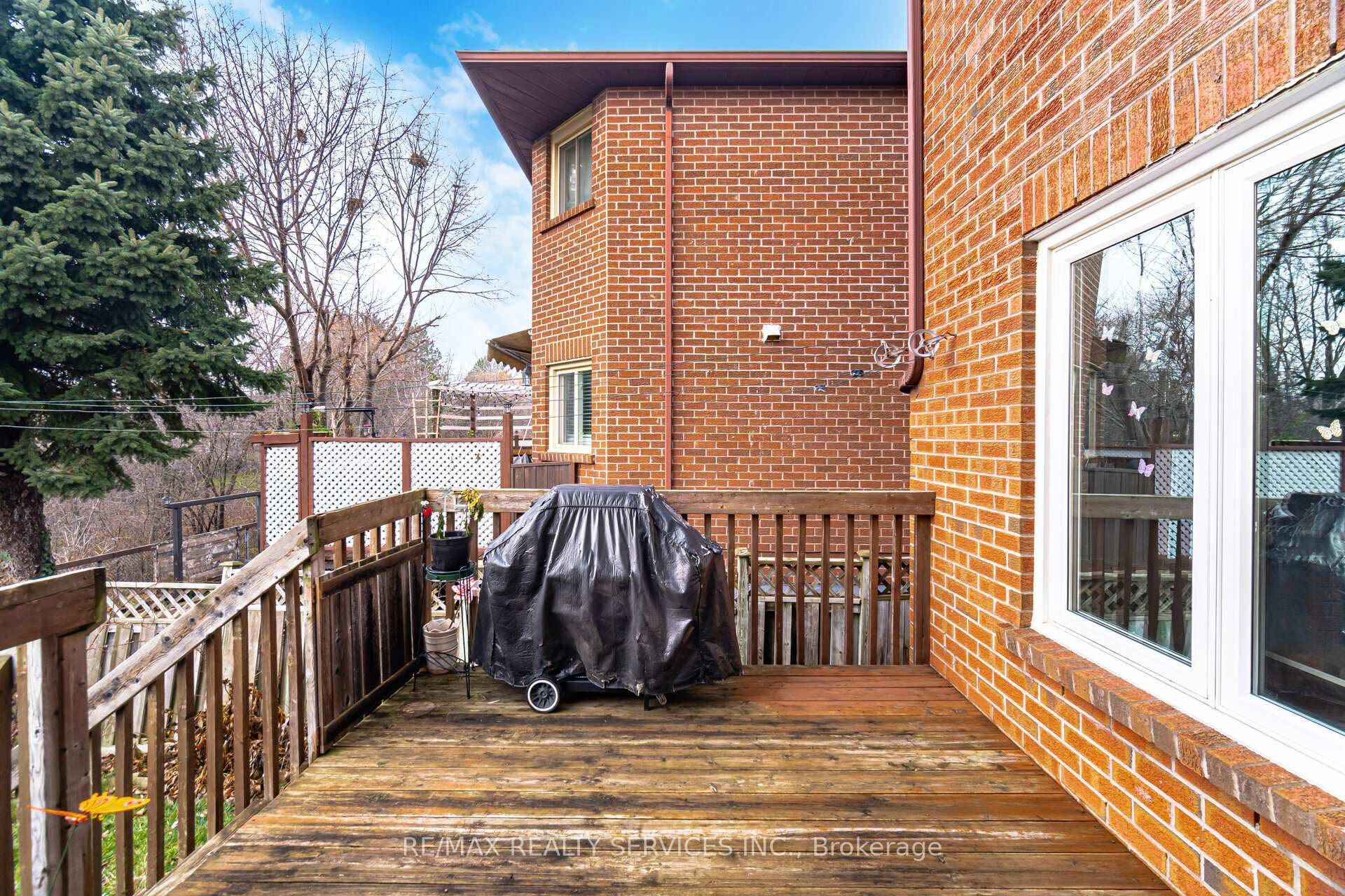 140 Lord Simcoe Drive photo 38