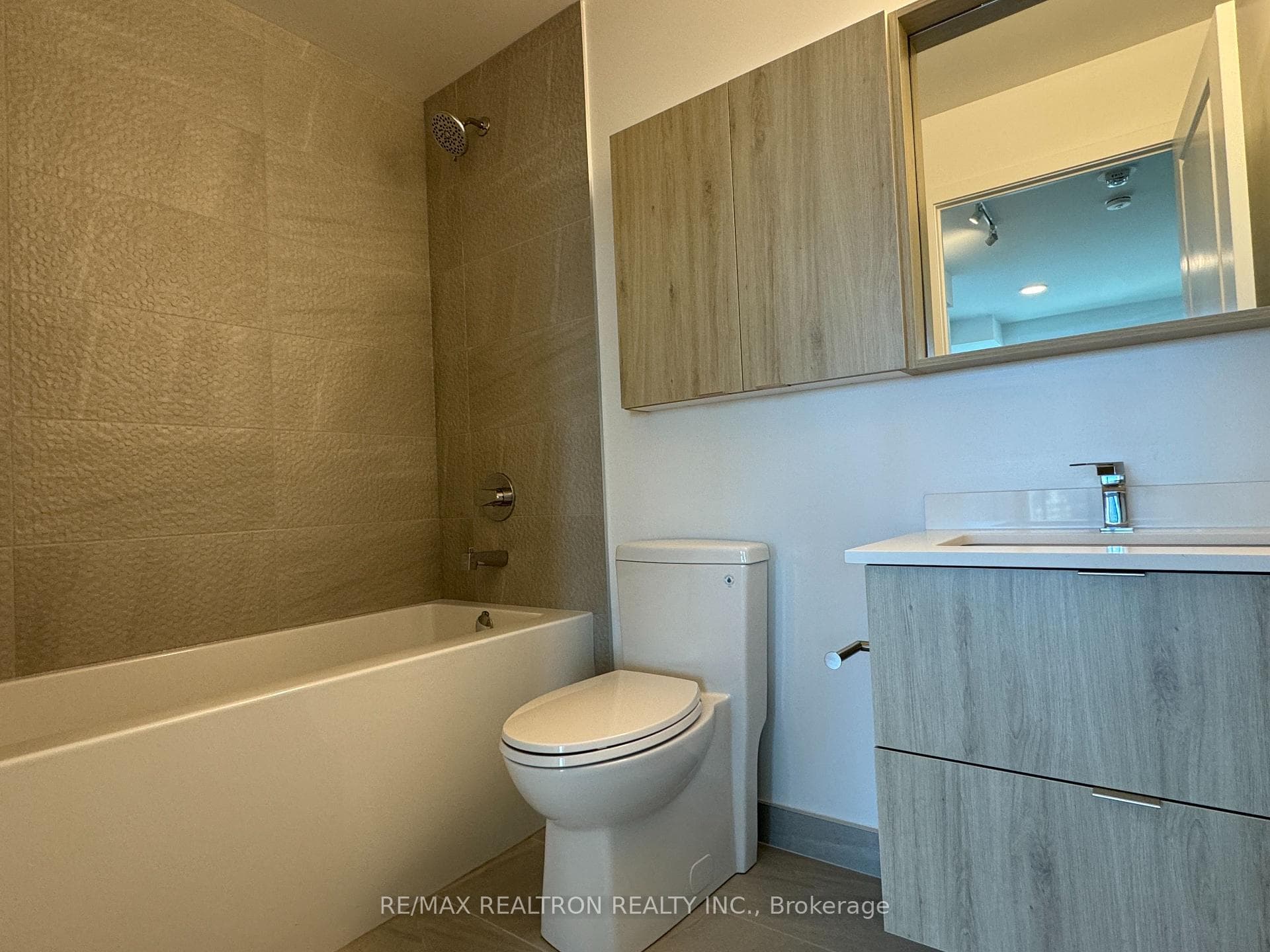 50 Upper Mall Way Unit B1606 photo 8