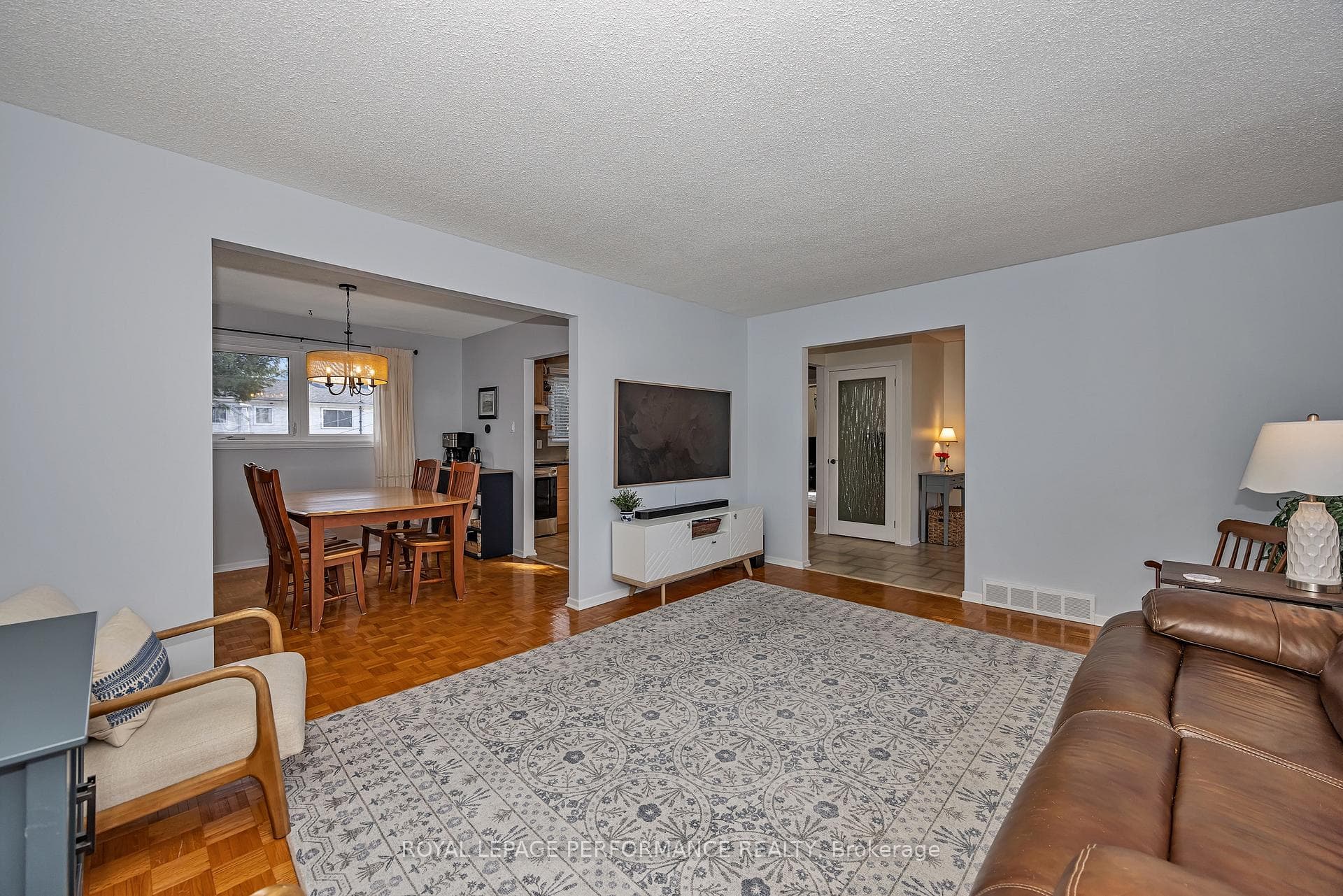 372 Phoenix Crescent photo 5
