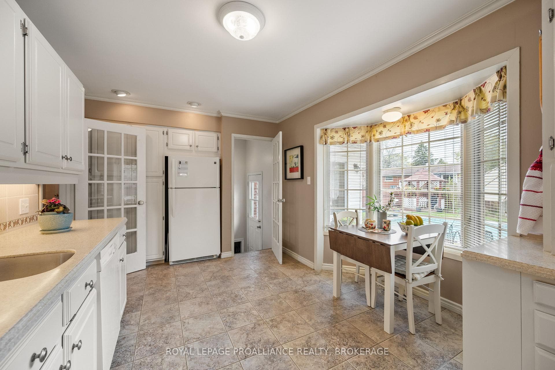 201 Camberley Crescent photo 15
