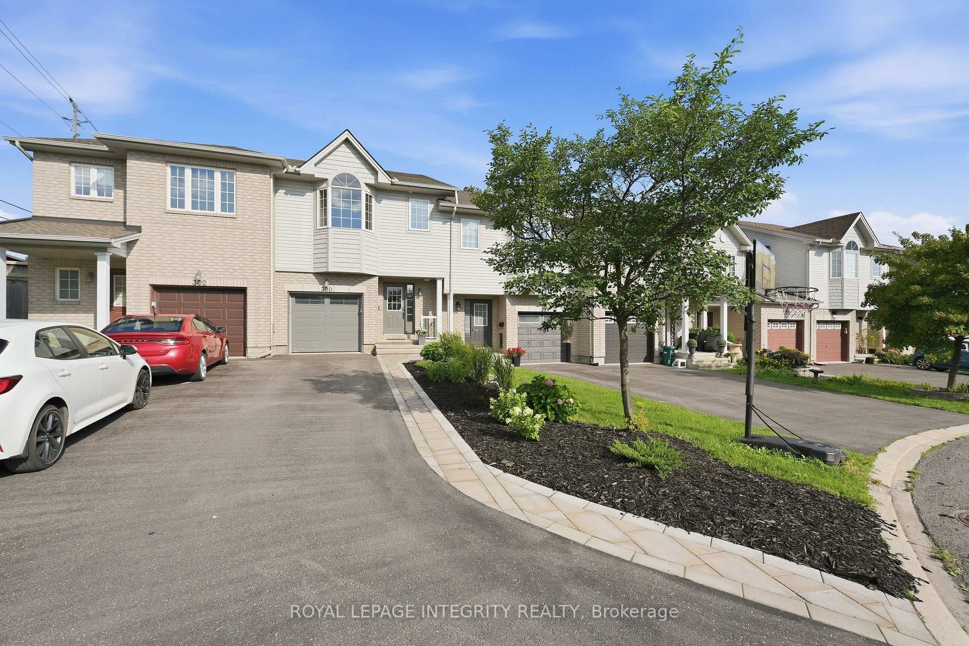 300 Rolling Meadow Crescent photo 1