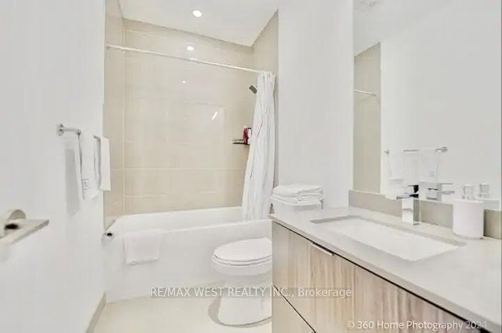 395 Bloor Street Unit 5508 photo 3