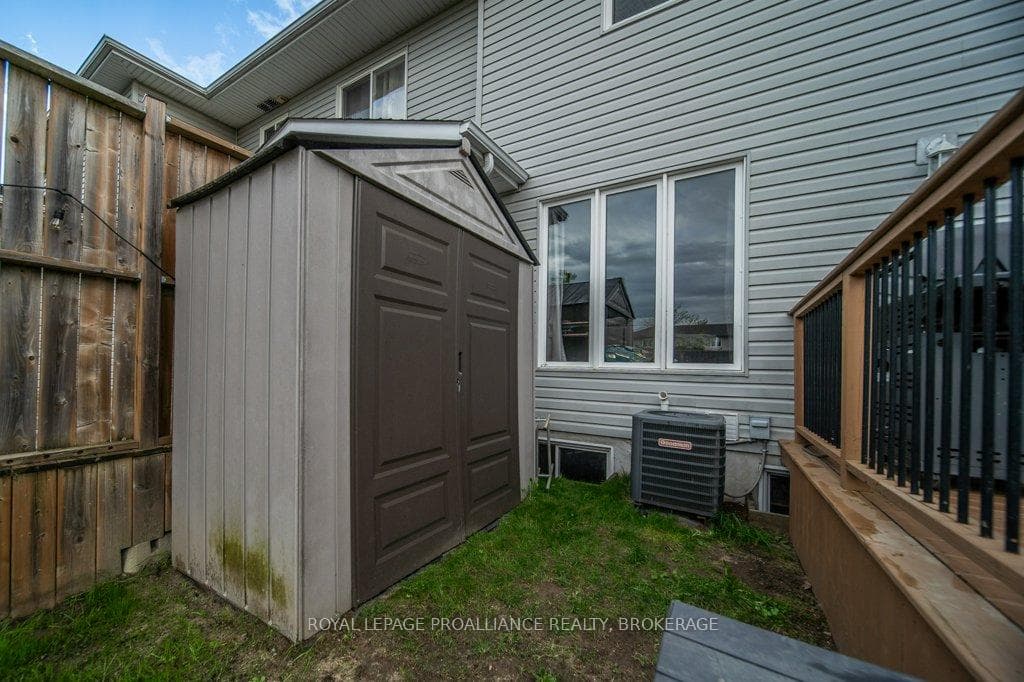 1560 Davenport Crescent photo 43