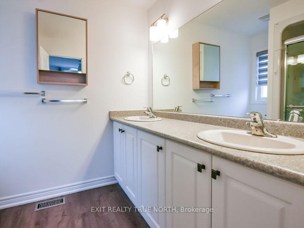 Primary Ensuite w/ walk-in shower