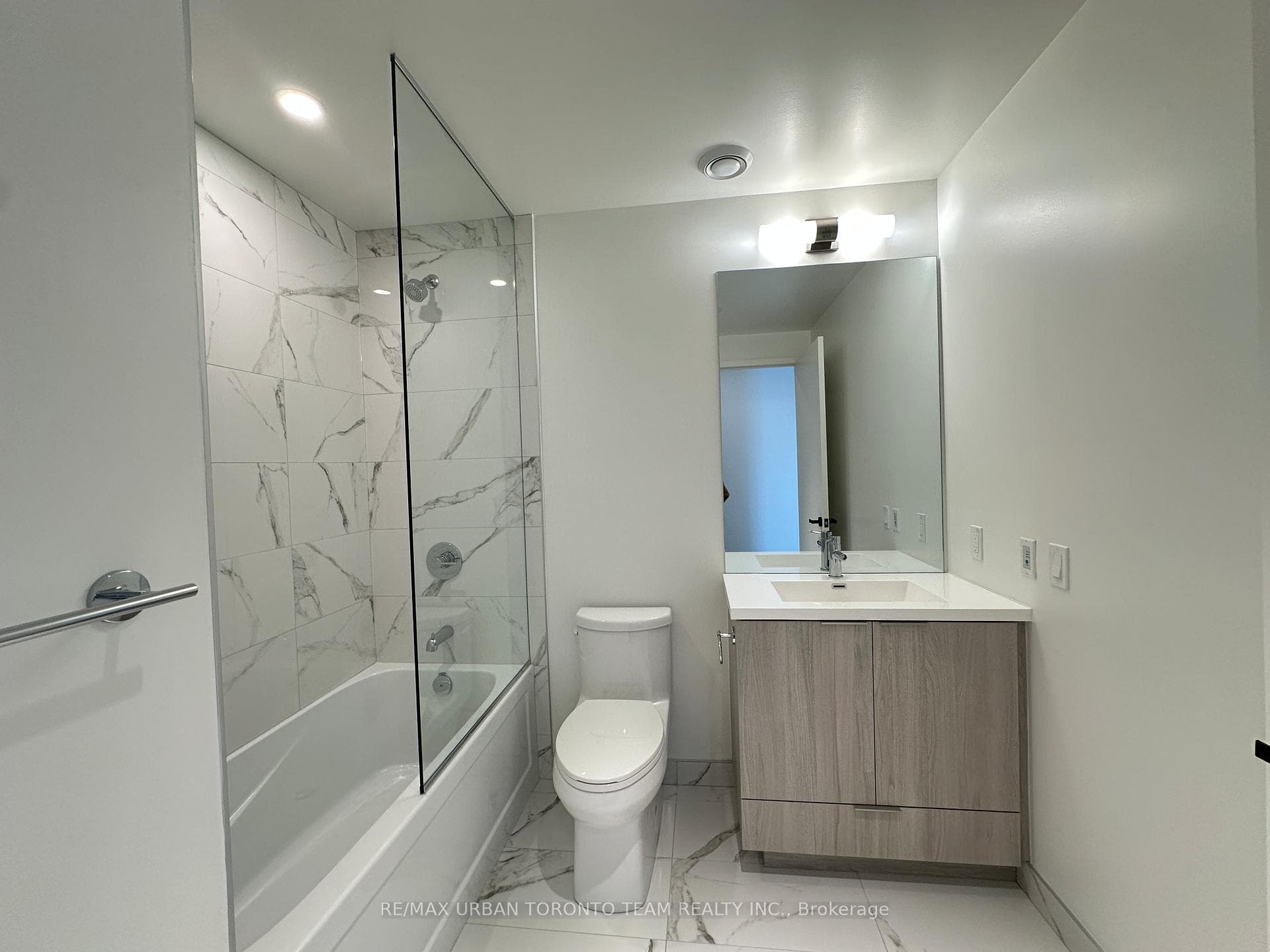 8 Interchange Way Unit 517 photo 10