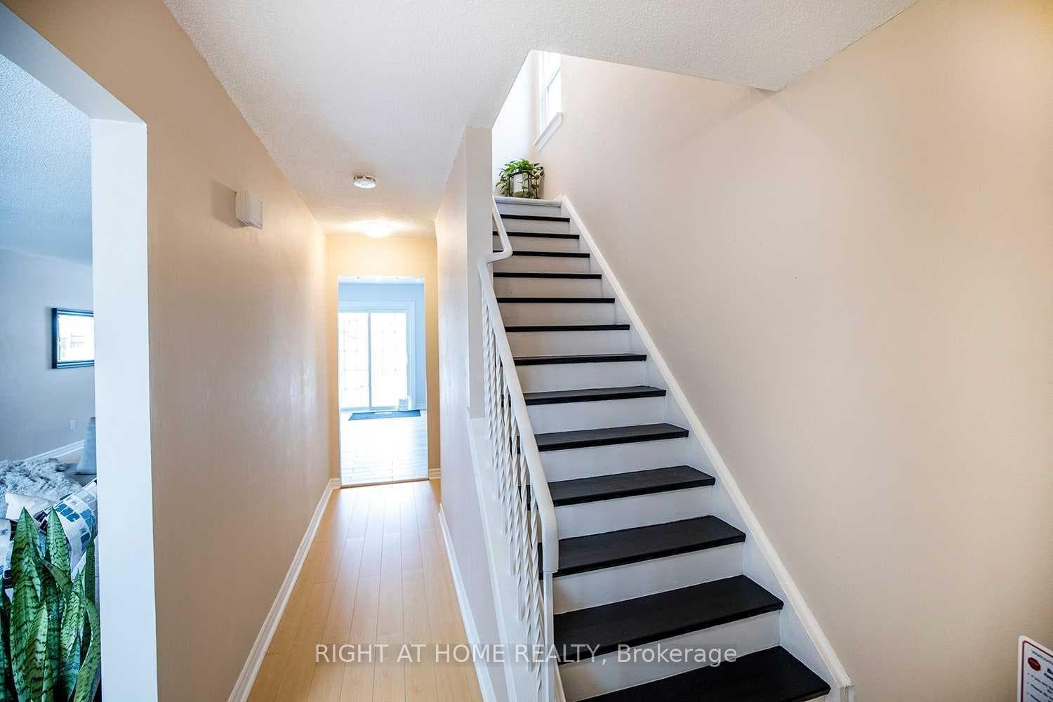 1391 Fenelon Crescent photo 10