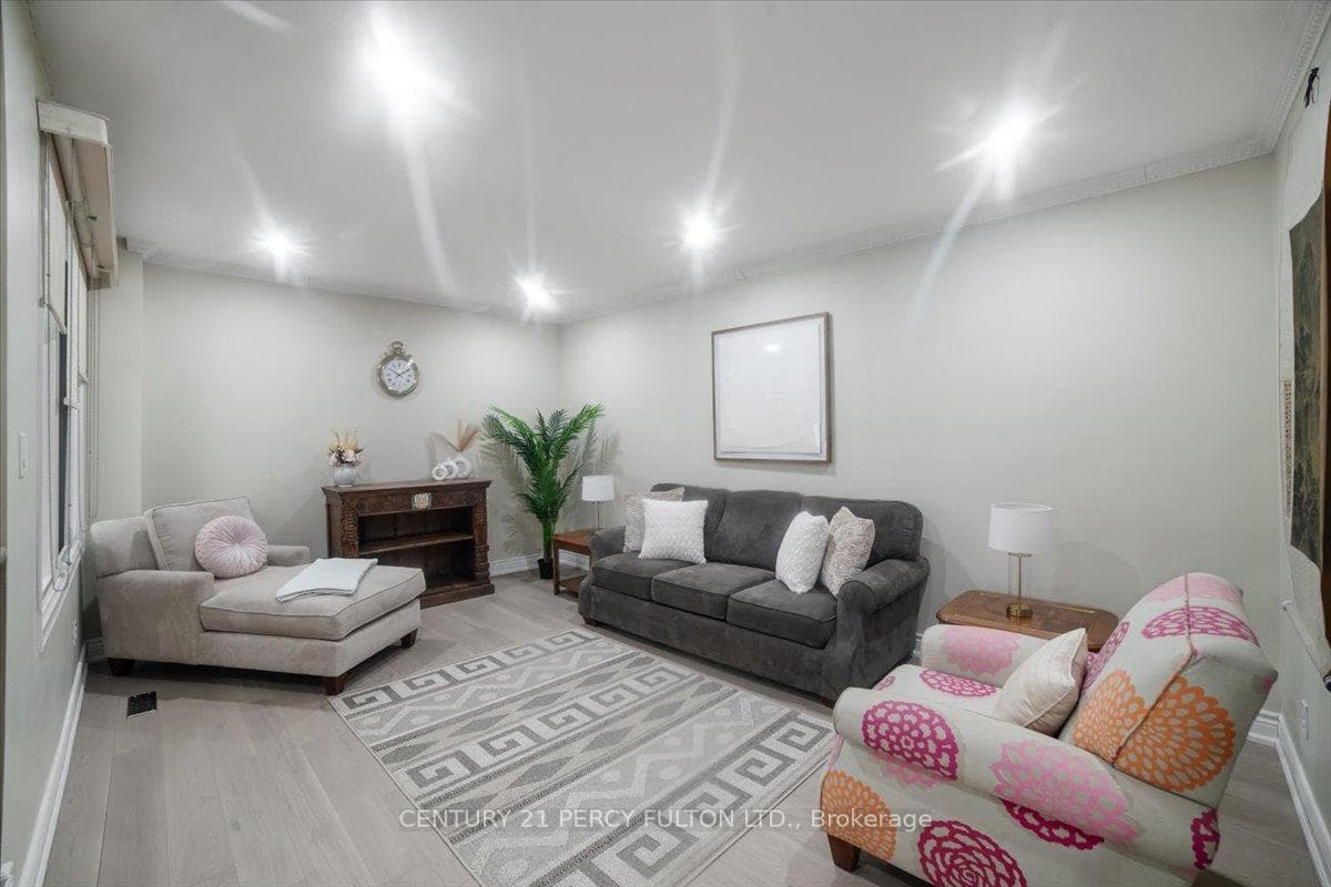 38 Carlisle Cres- Family room