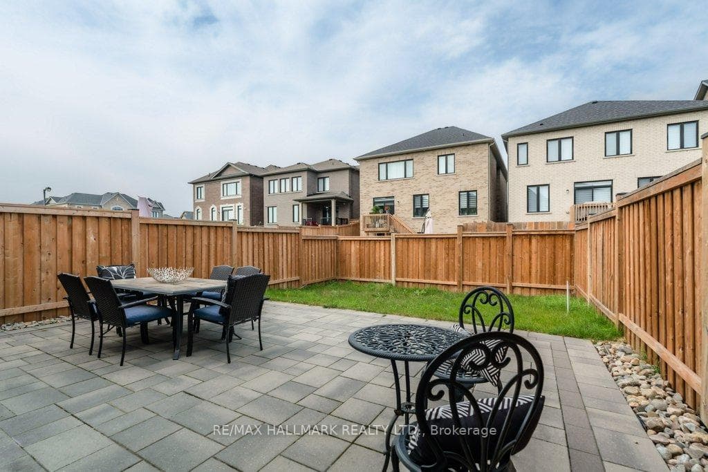 245 Cranbrook Crescent photo 34