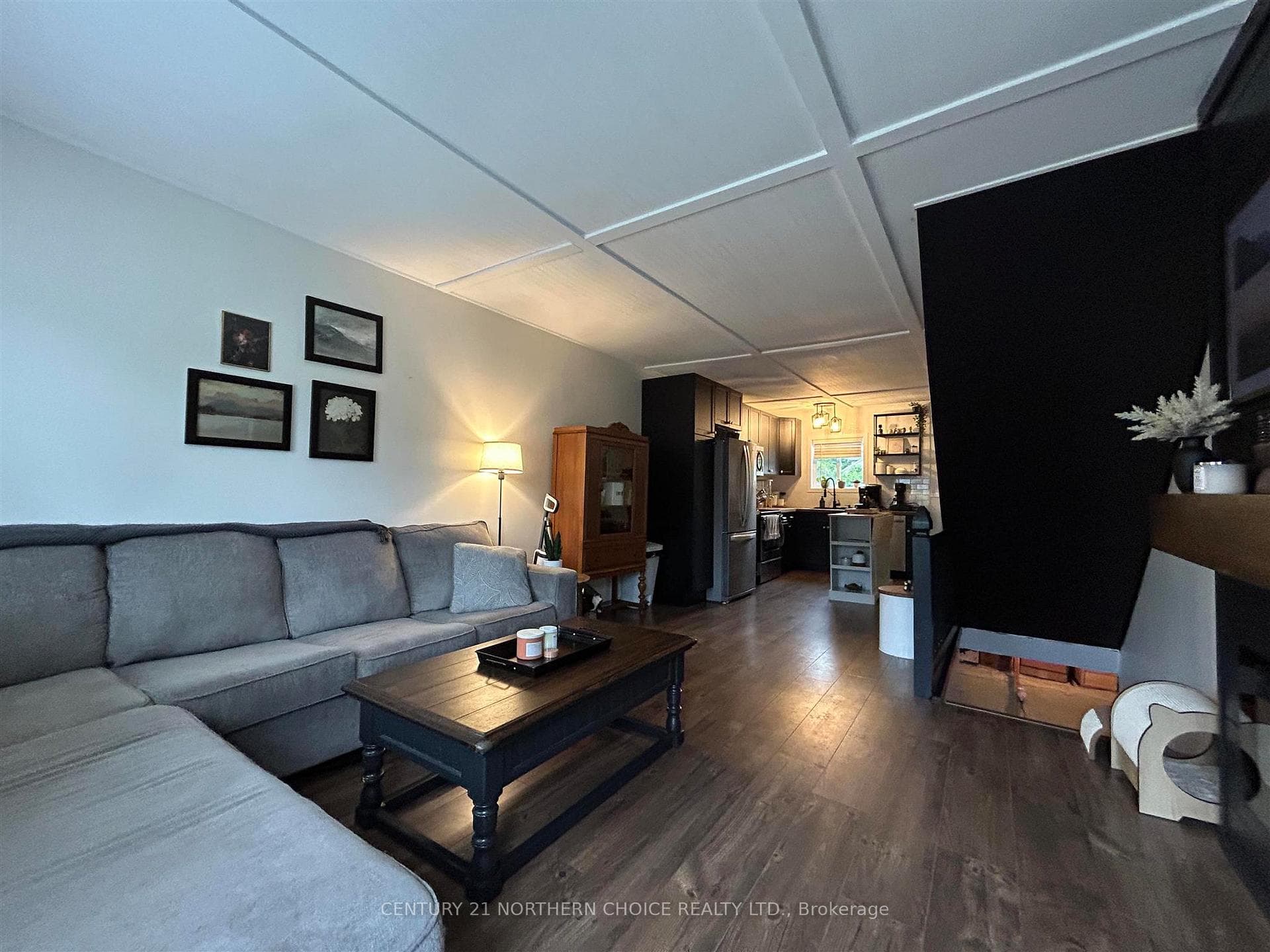 907 SMITH Avenue photo 3