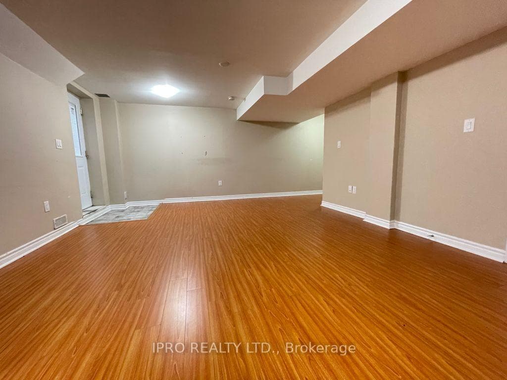 169 Fennamore Terrace Unit Lower photo 6