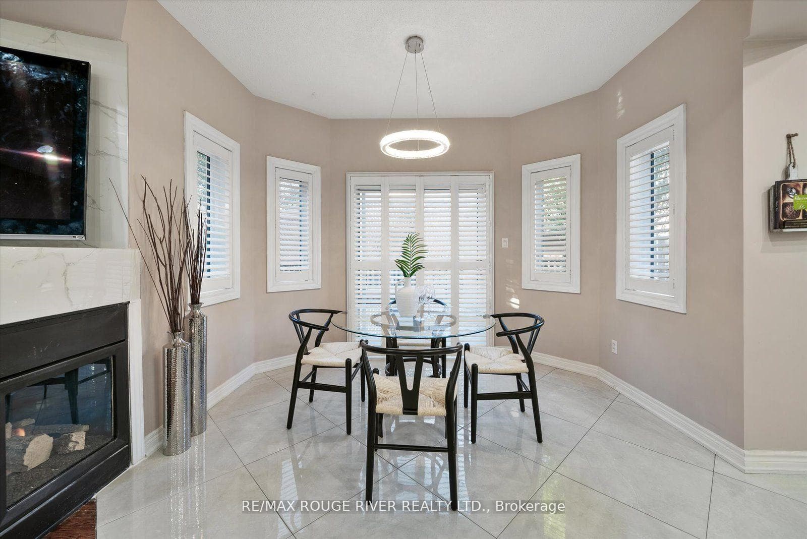 2360 Canterbury Crescent photo 10