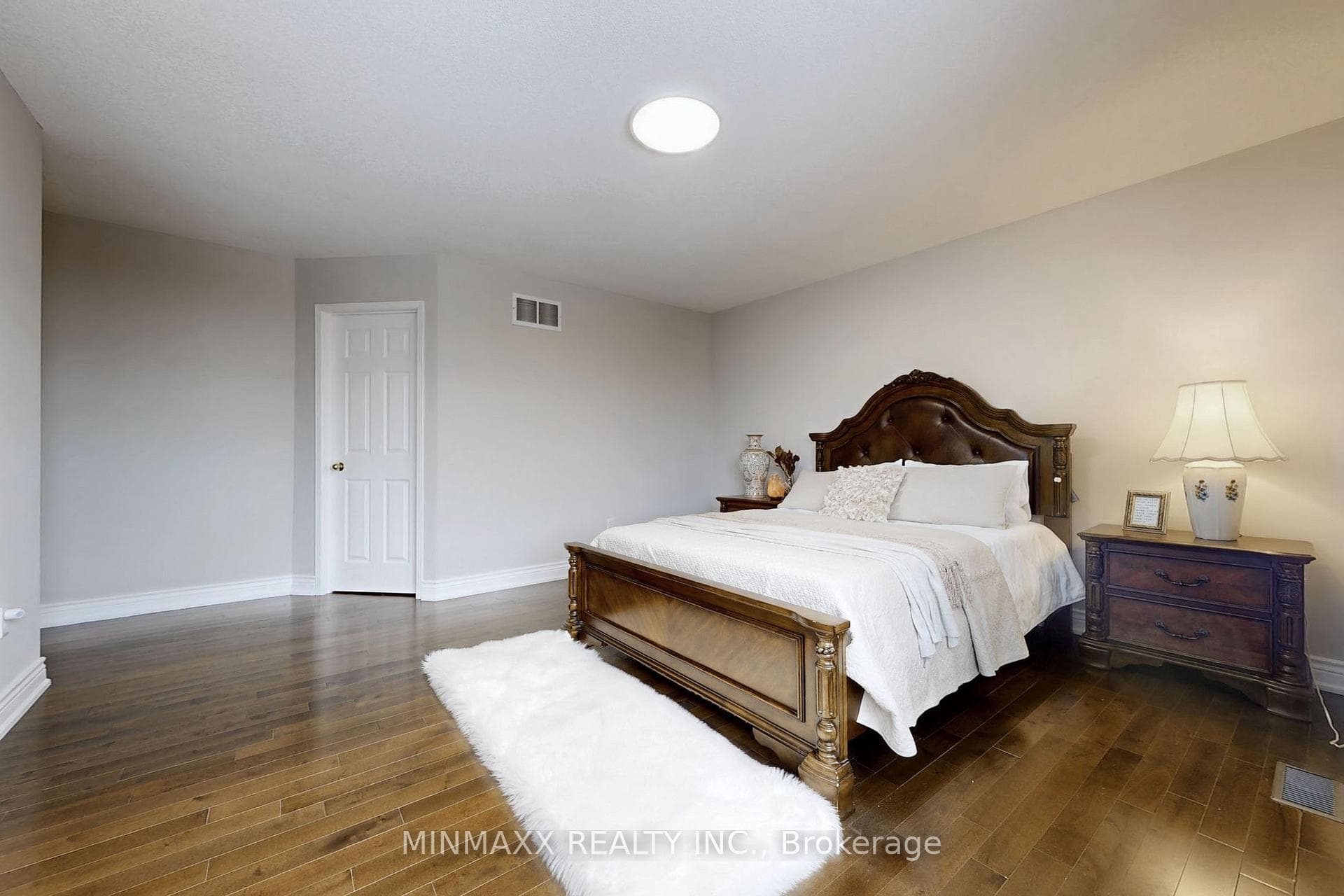 1081 Holdsworth Crescent photo 23