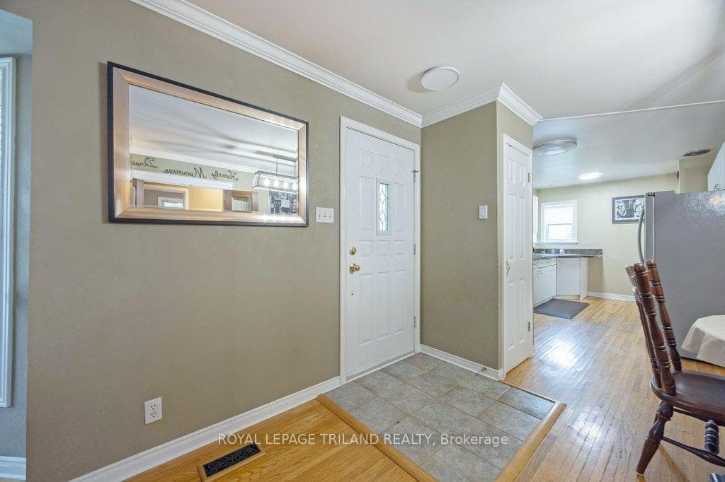 596 RIDGEWOOD Crescent photo 5