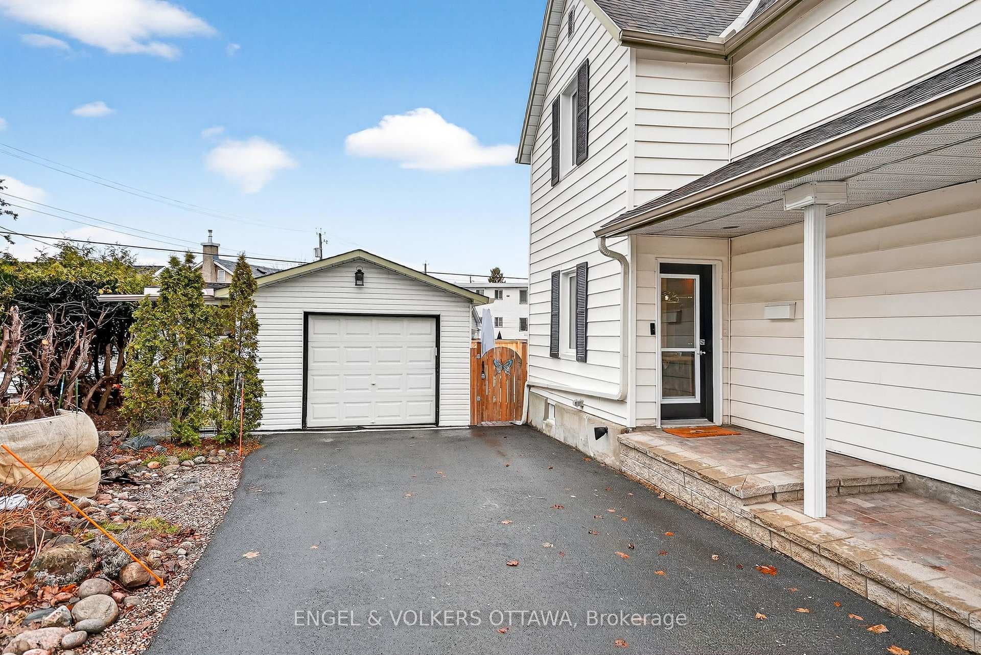 381 Montfort Street photo 3