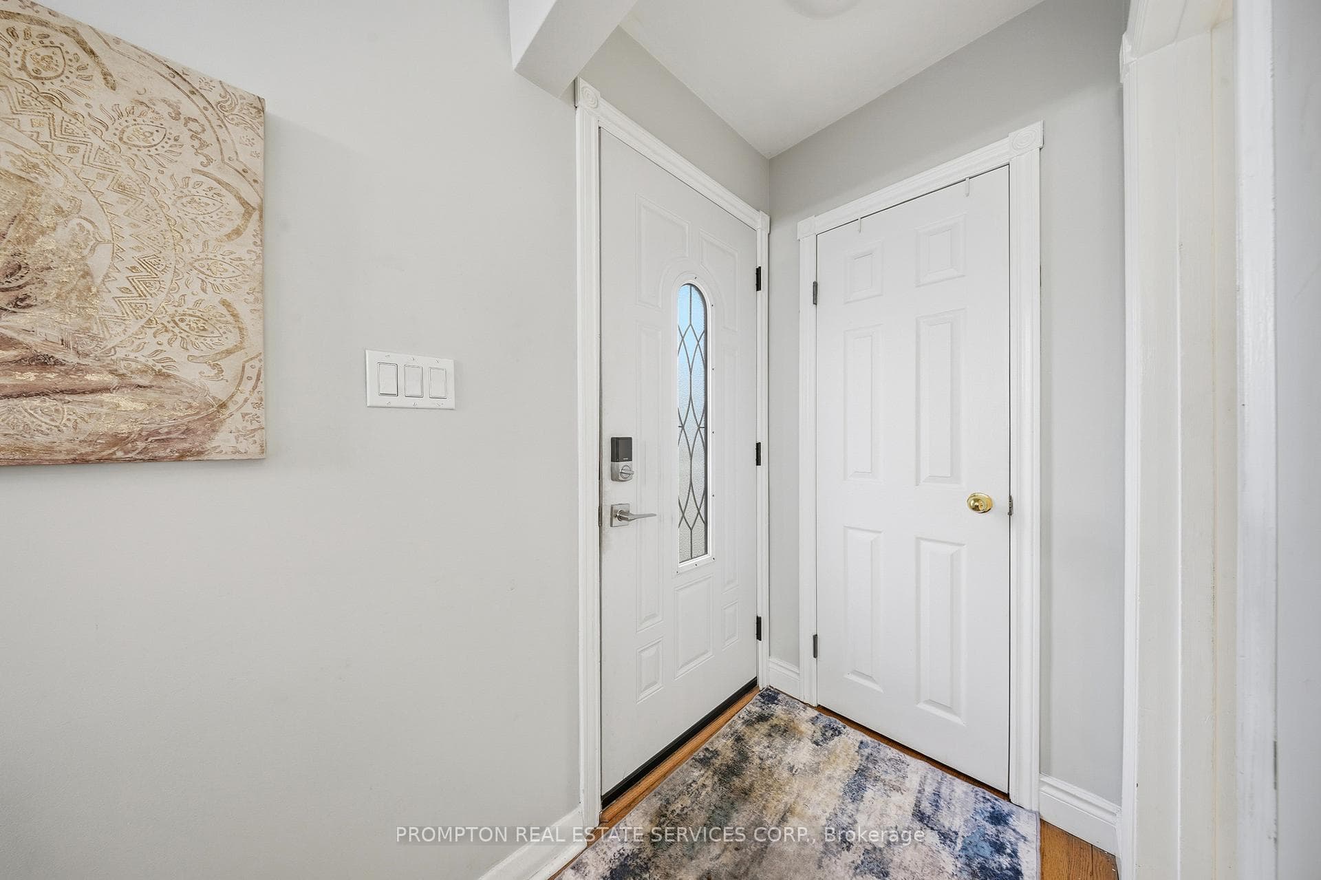 16 Fernwood Crescent photo 3