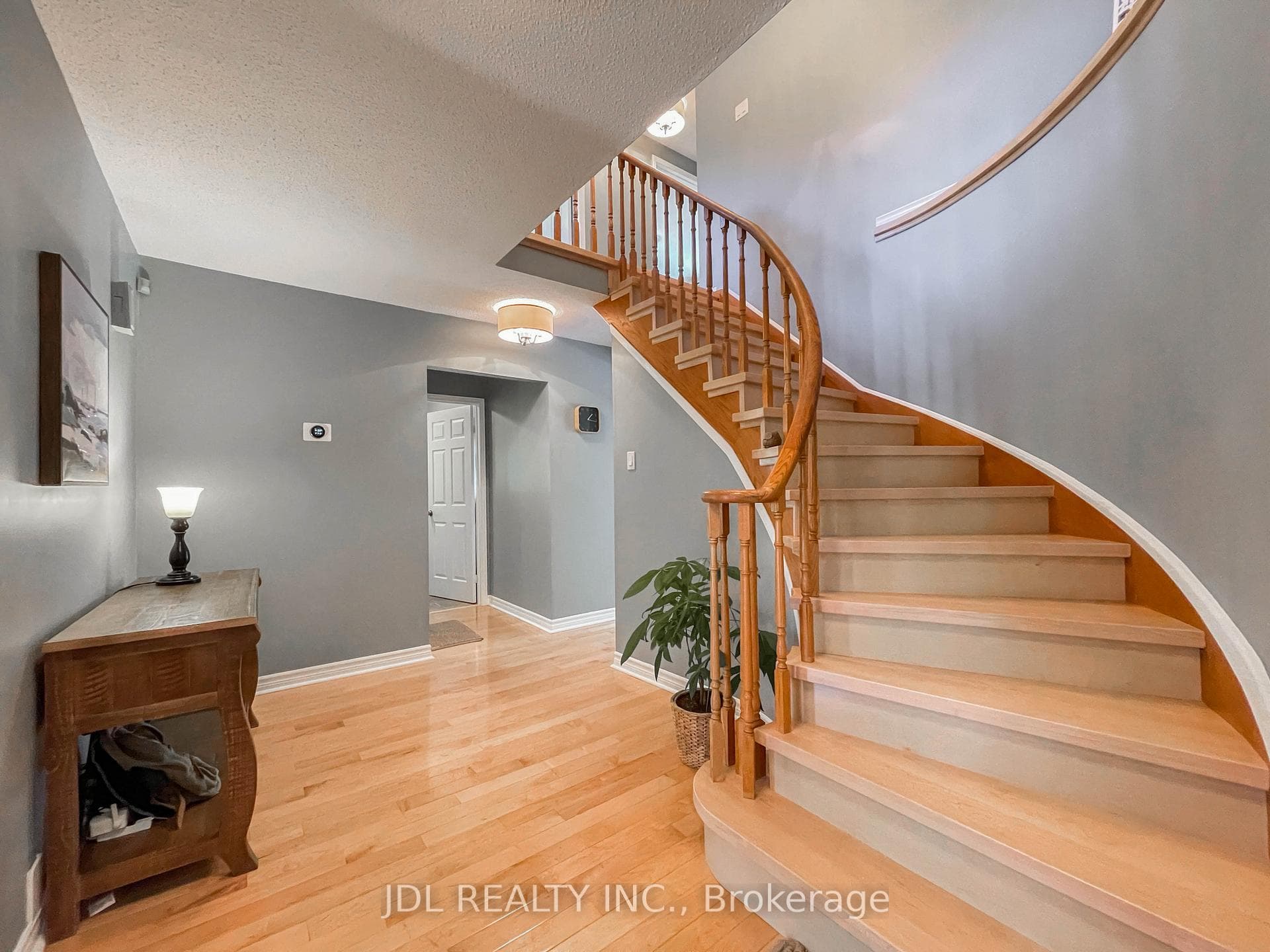 126 Weir Crescent photo 8