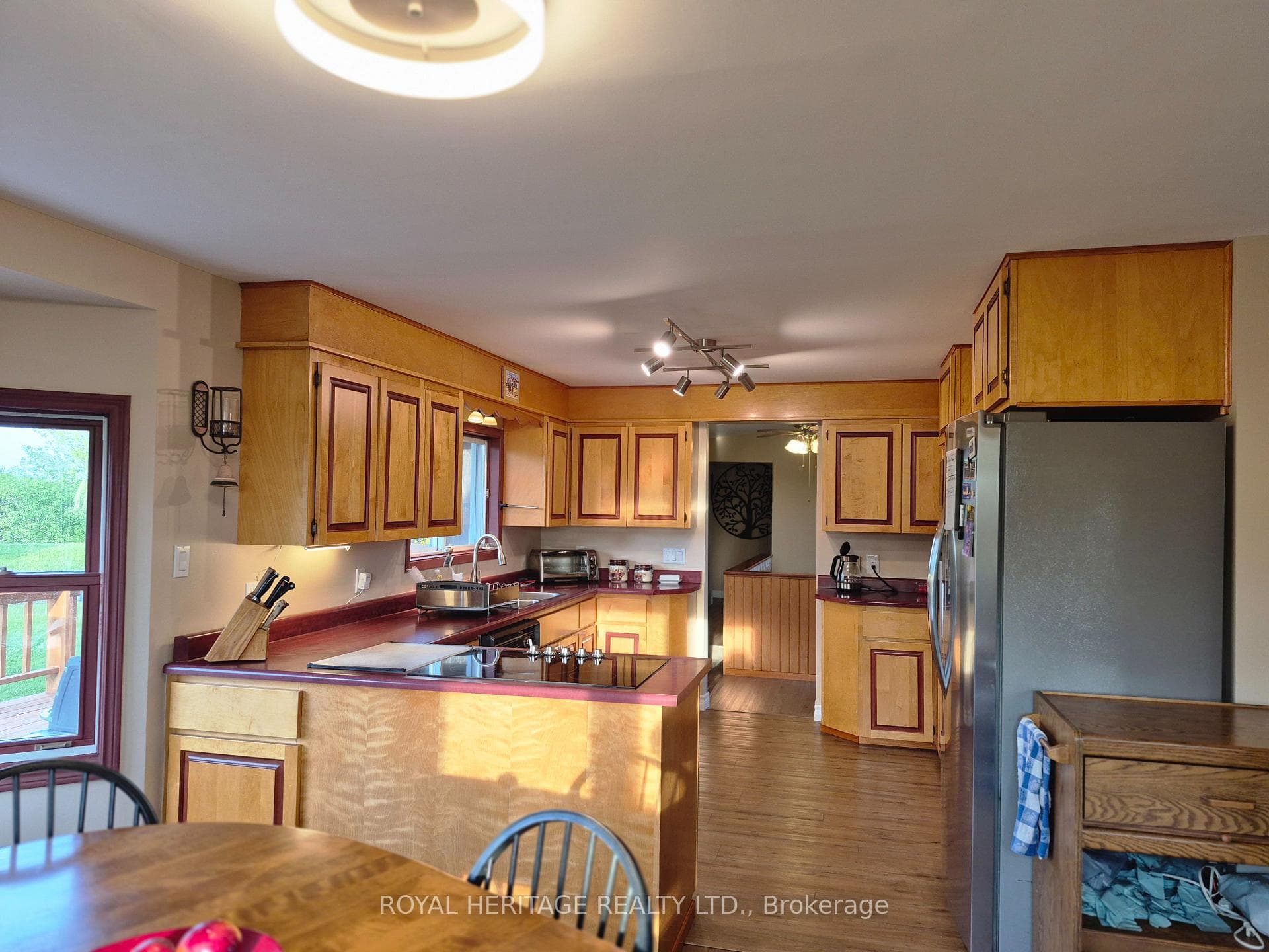 Great sized wood Kitchen with built-in appliances