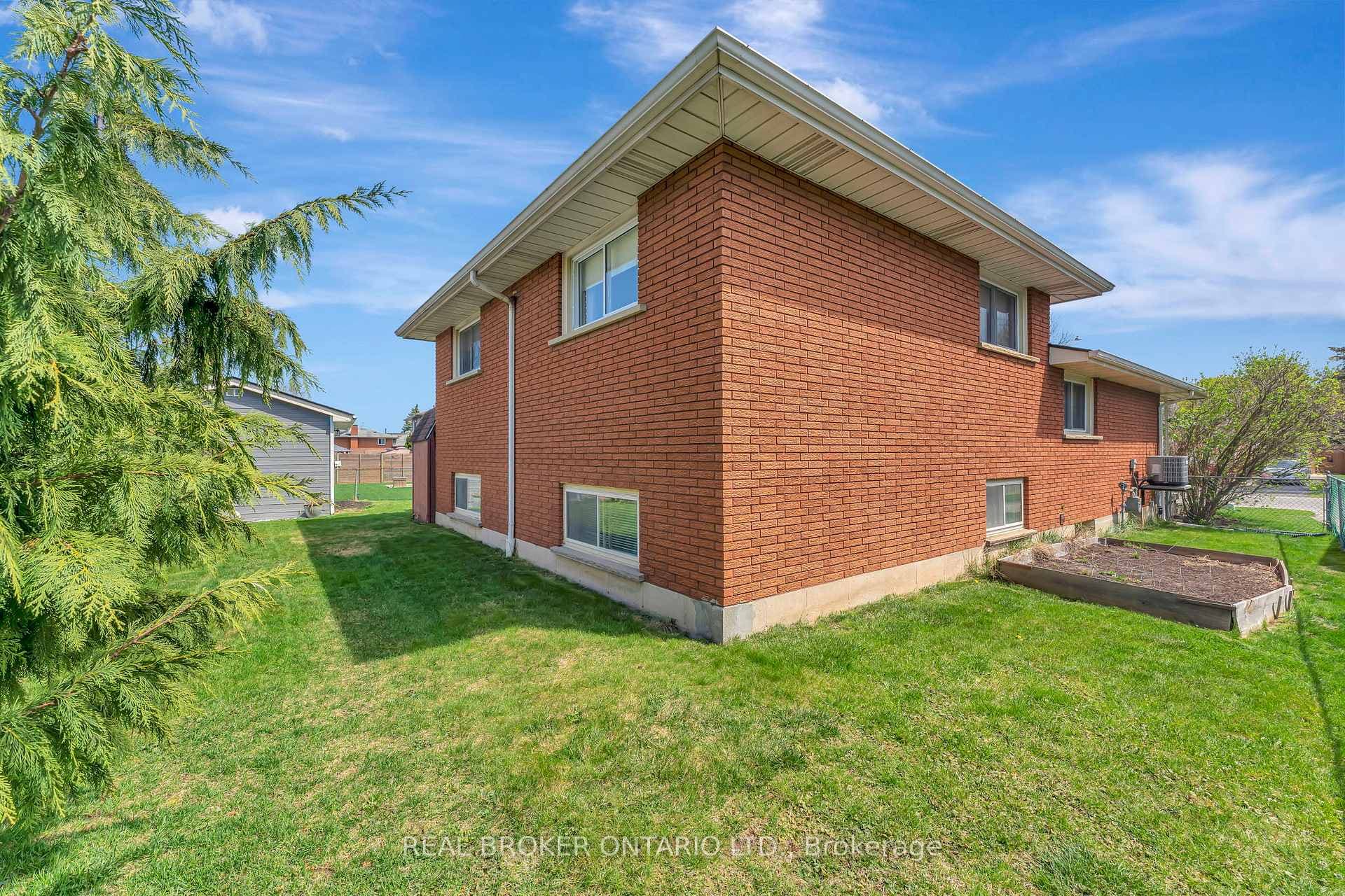 64 Farringford Drive photo 33