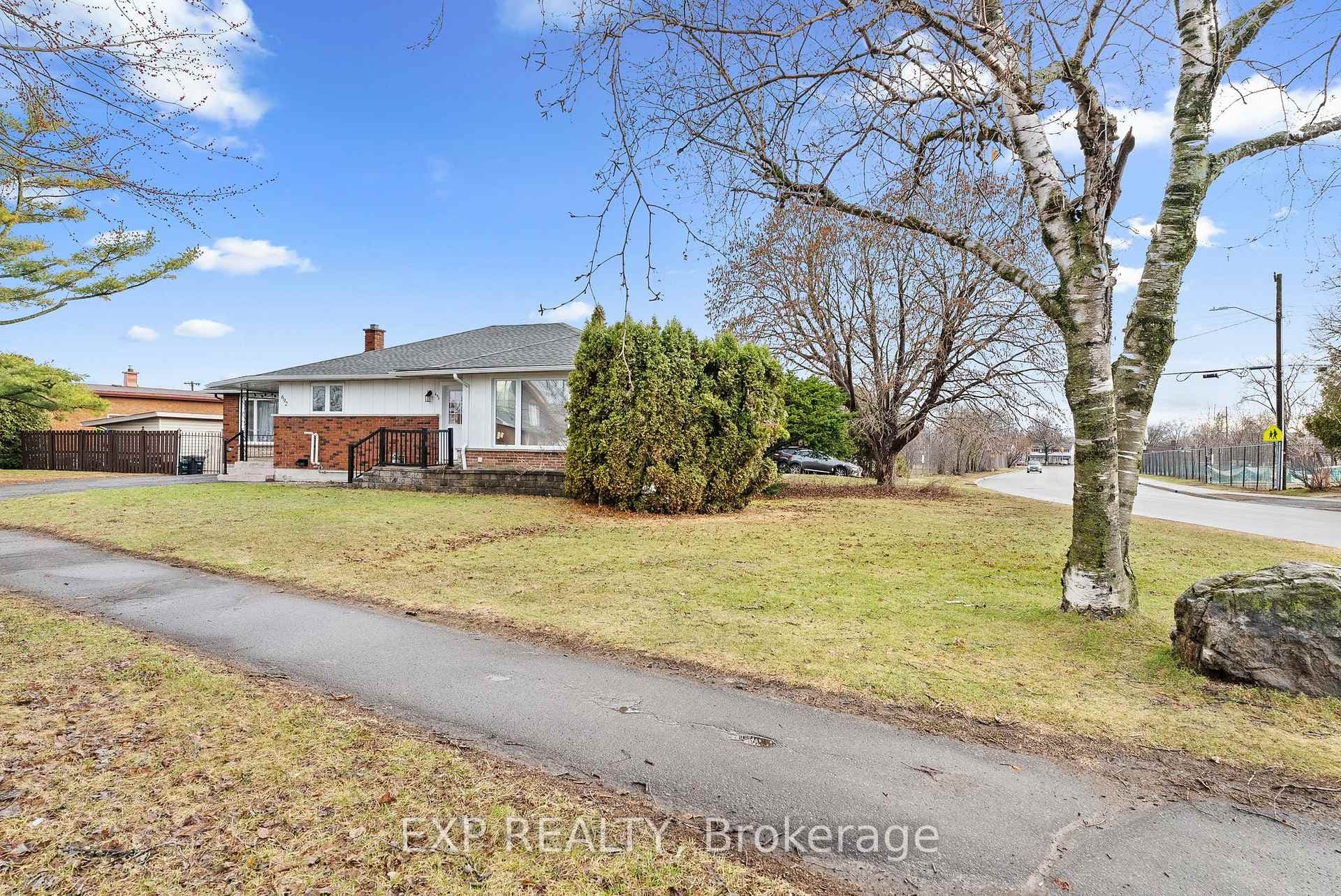 692 Claude Street photo 3