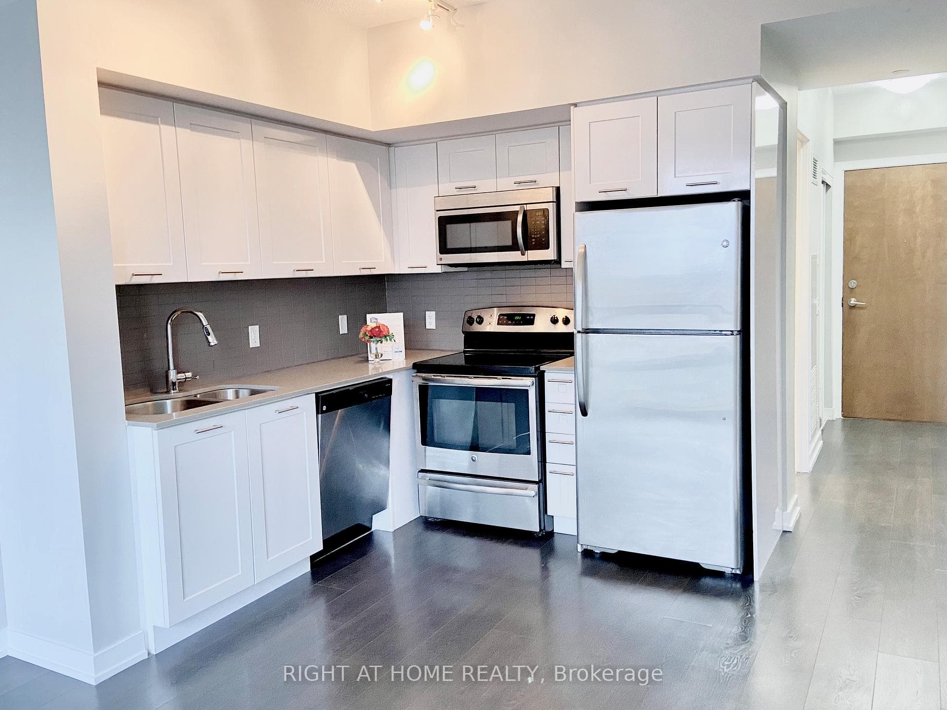 2212 Lake Shore Boulevard Unit 502 photo 3