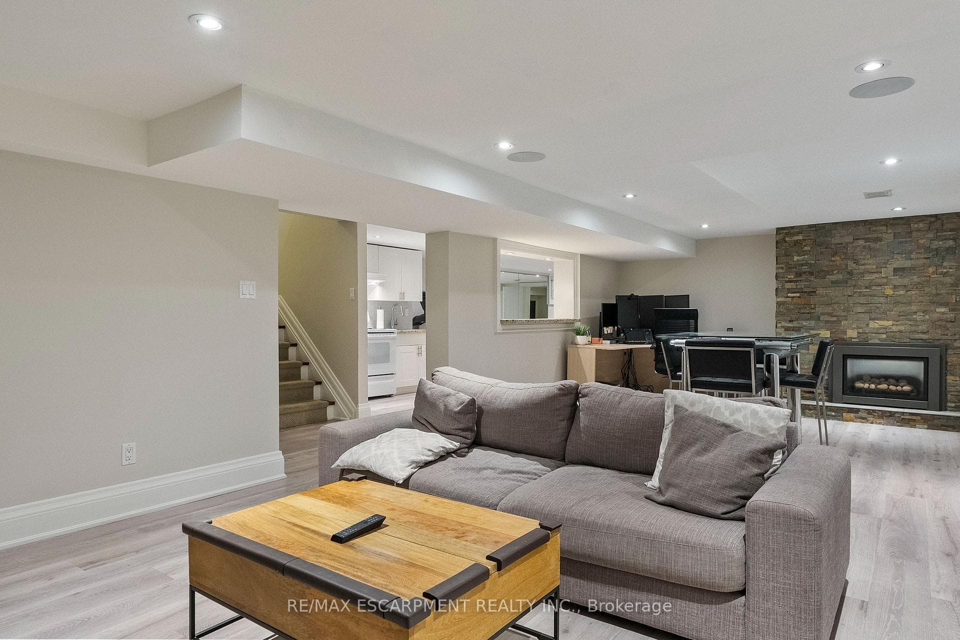 615 VANESSA Crescent photo 32