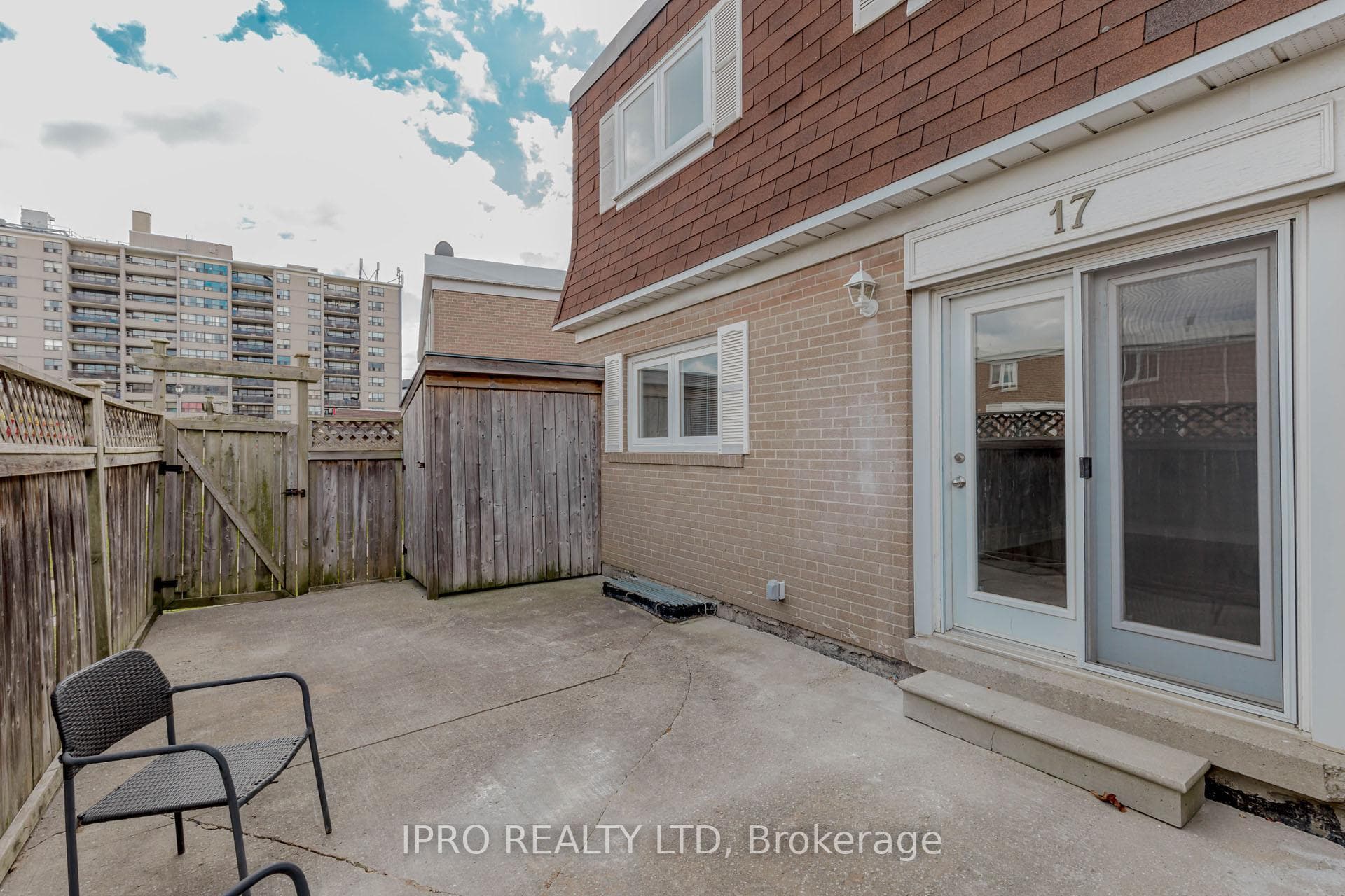 17 Town House Crescent photo 35
