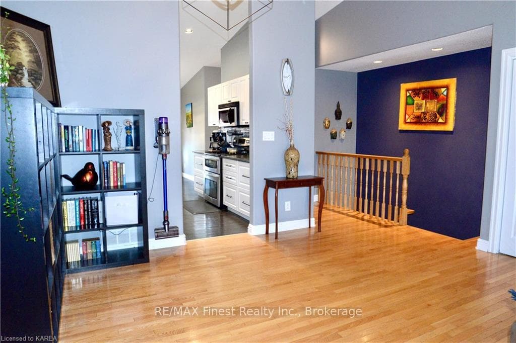 920 RAINBOW Crescent photo 10