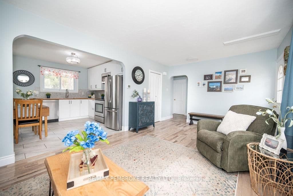 36 SUNSET Crescent photo 11