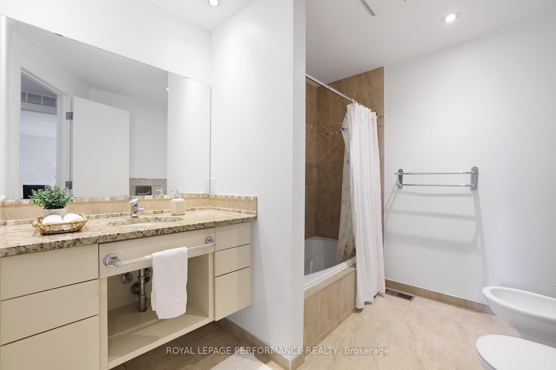 2029 Cabot Street photo 34